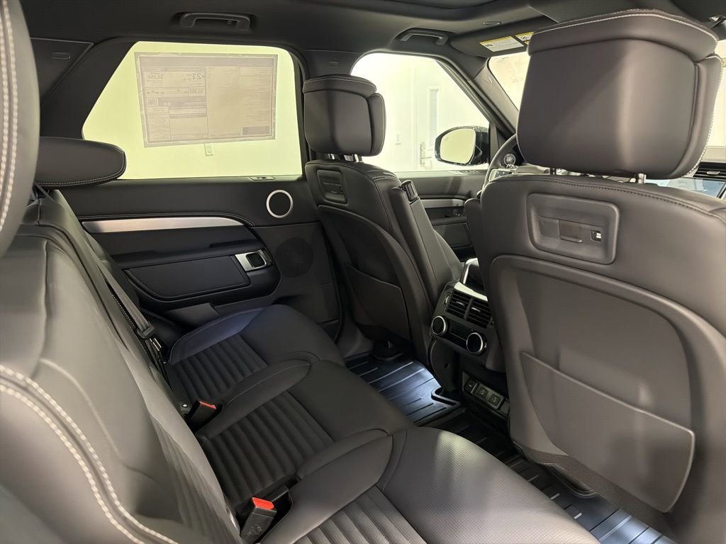 New 2026 Land Rover Discovery Dynamic SE image 27