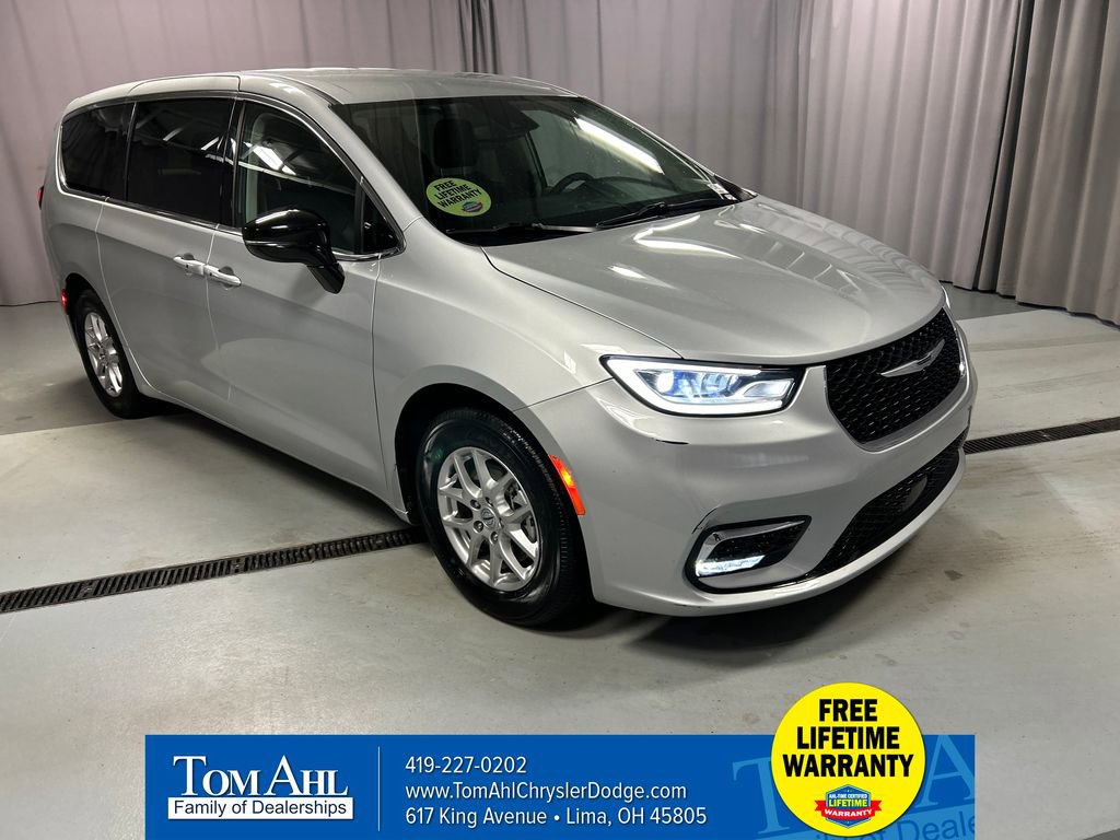 Used 2024 Chrysler Pacifica Touring-L FWD image 1