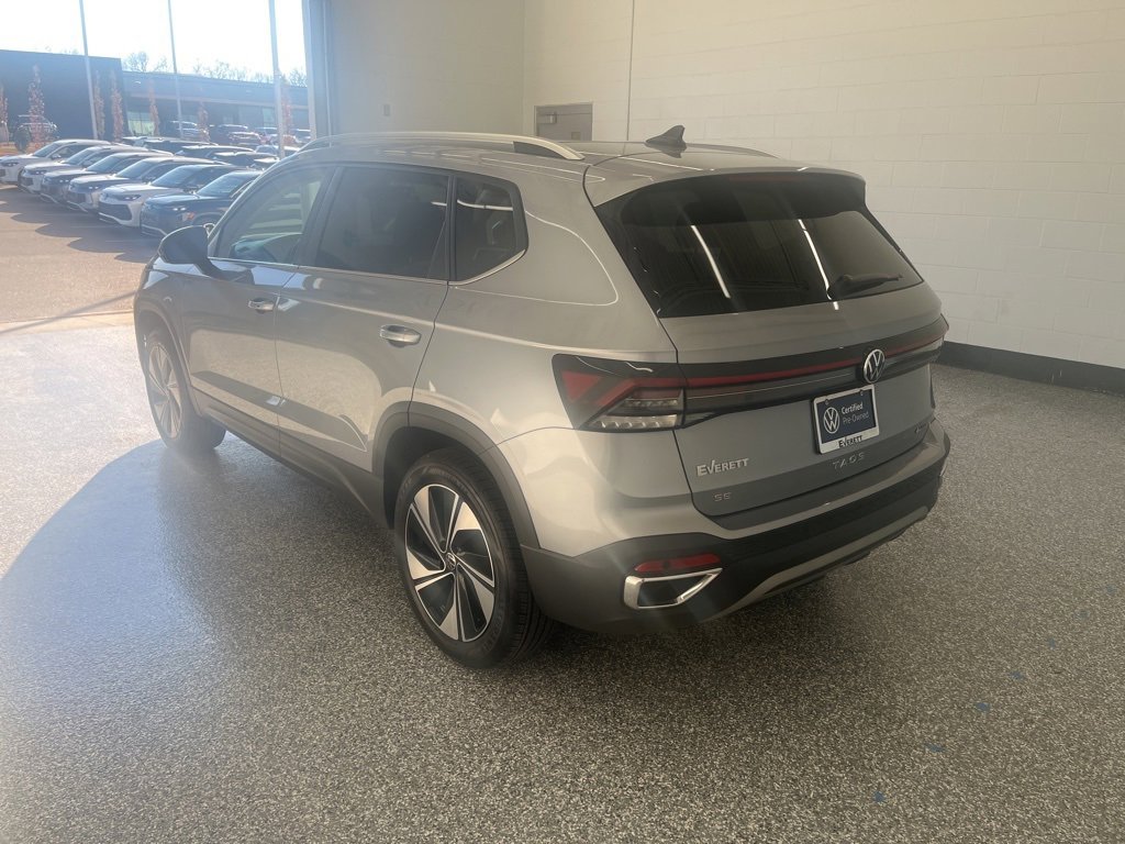 Certified 2025 Volkswagen Taos SE image 3