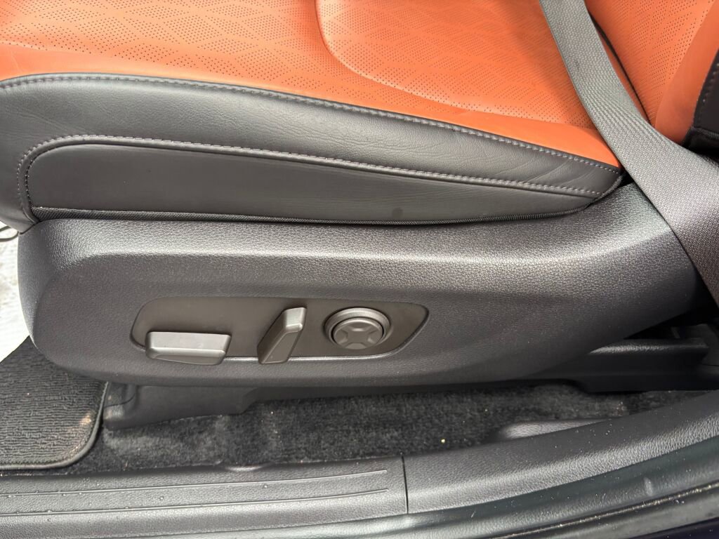 Certified 2025 Kia Carnival EX image 23