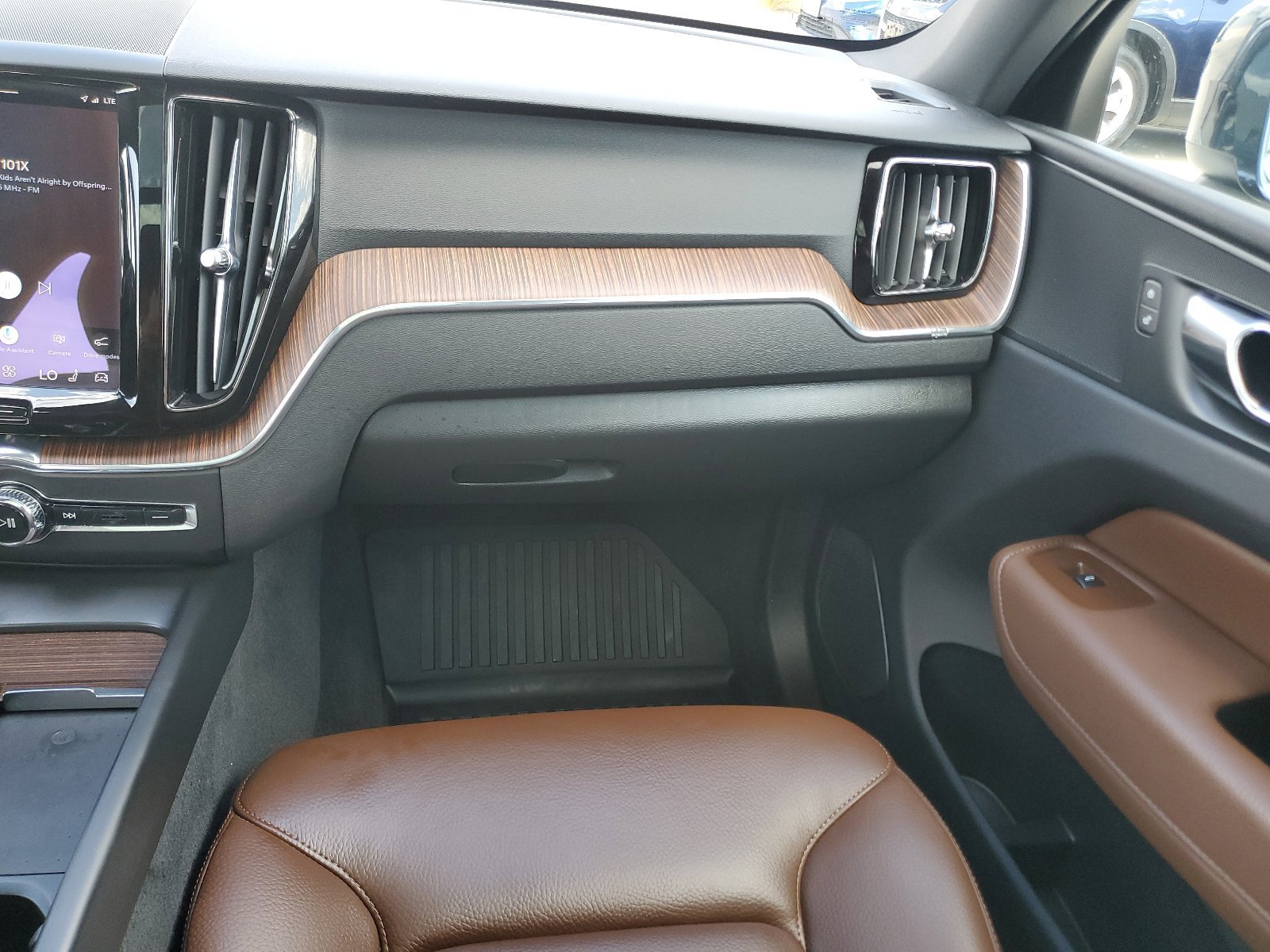 Used 2022 Volvo XC60 B5 Momentum w/ Protection Package Premier FWD image 30