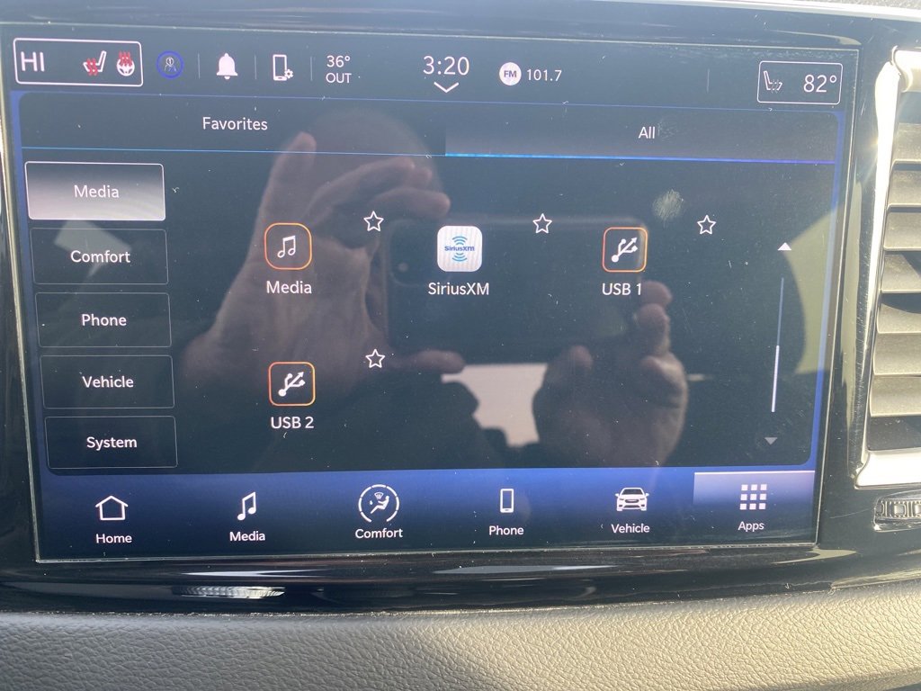 Used 2024 Chrysler Pacifica Touring-L image 16