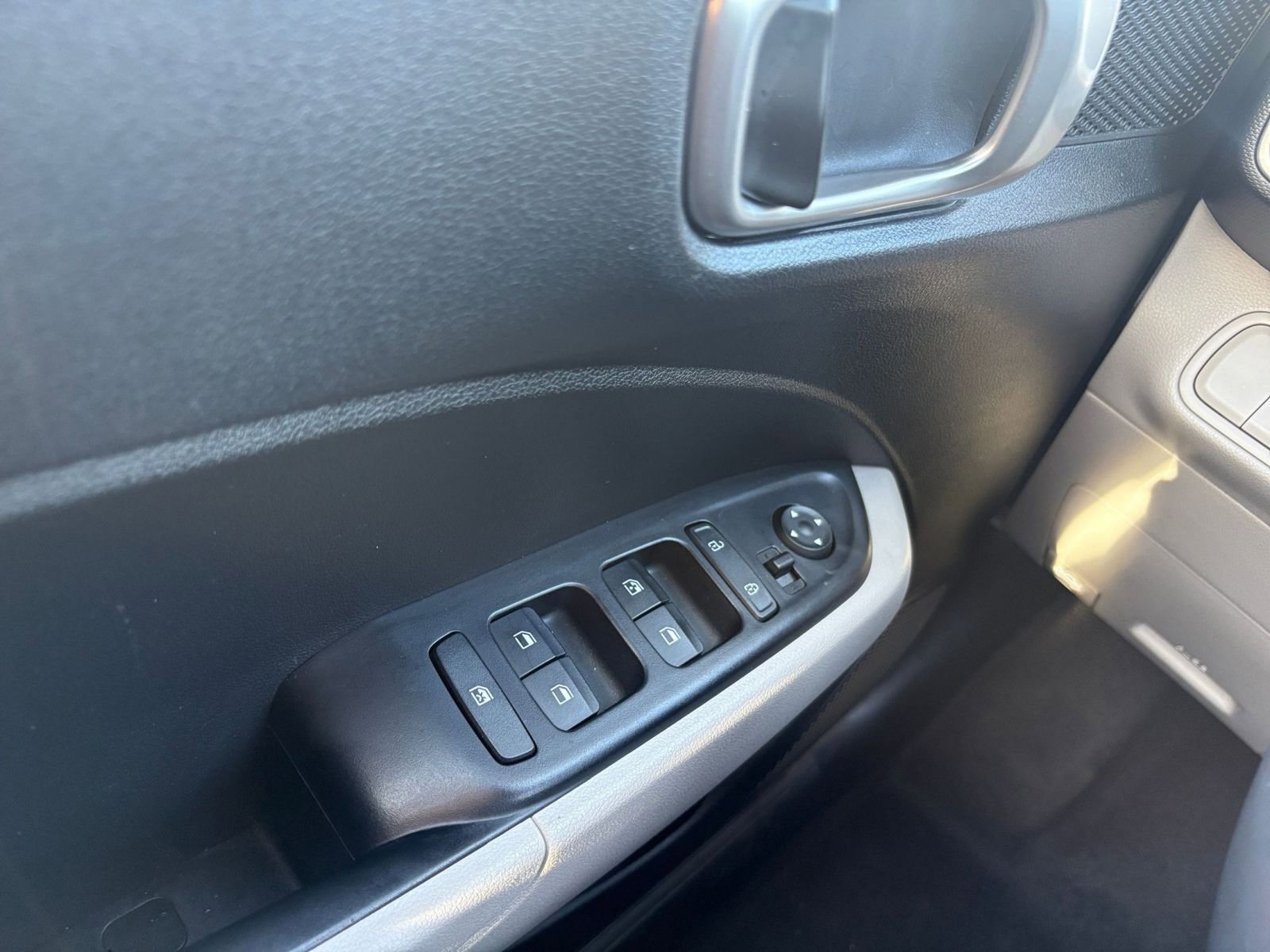 Used 2025 Hyundai Venue SEL image 18