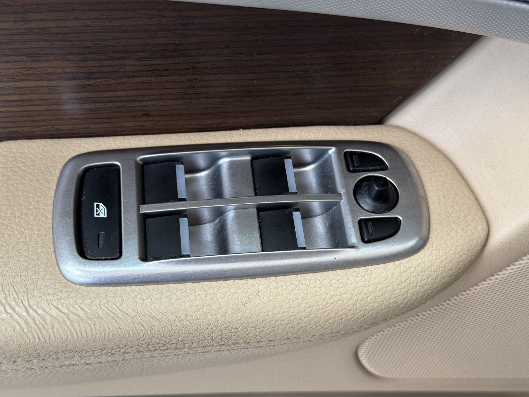 Used 2013 Jaguar XF RWD image 23