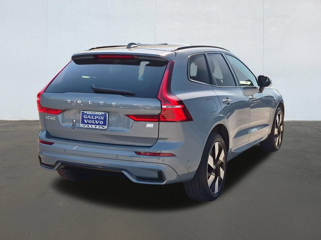 Certified 2024 Volvo XC60 T8 Plus AWD/4WD image 5