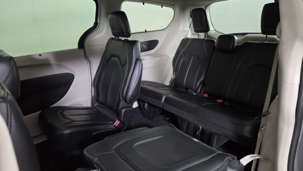 Used 2022 Chrysler Pacifica Touring-L image 32