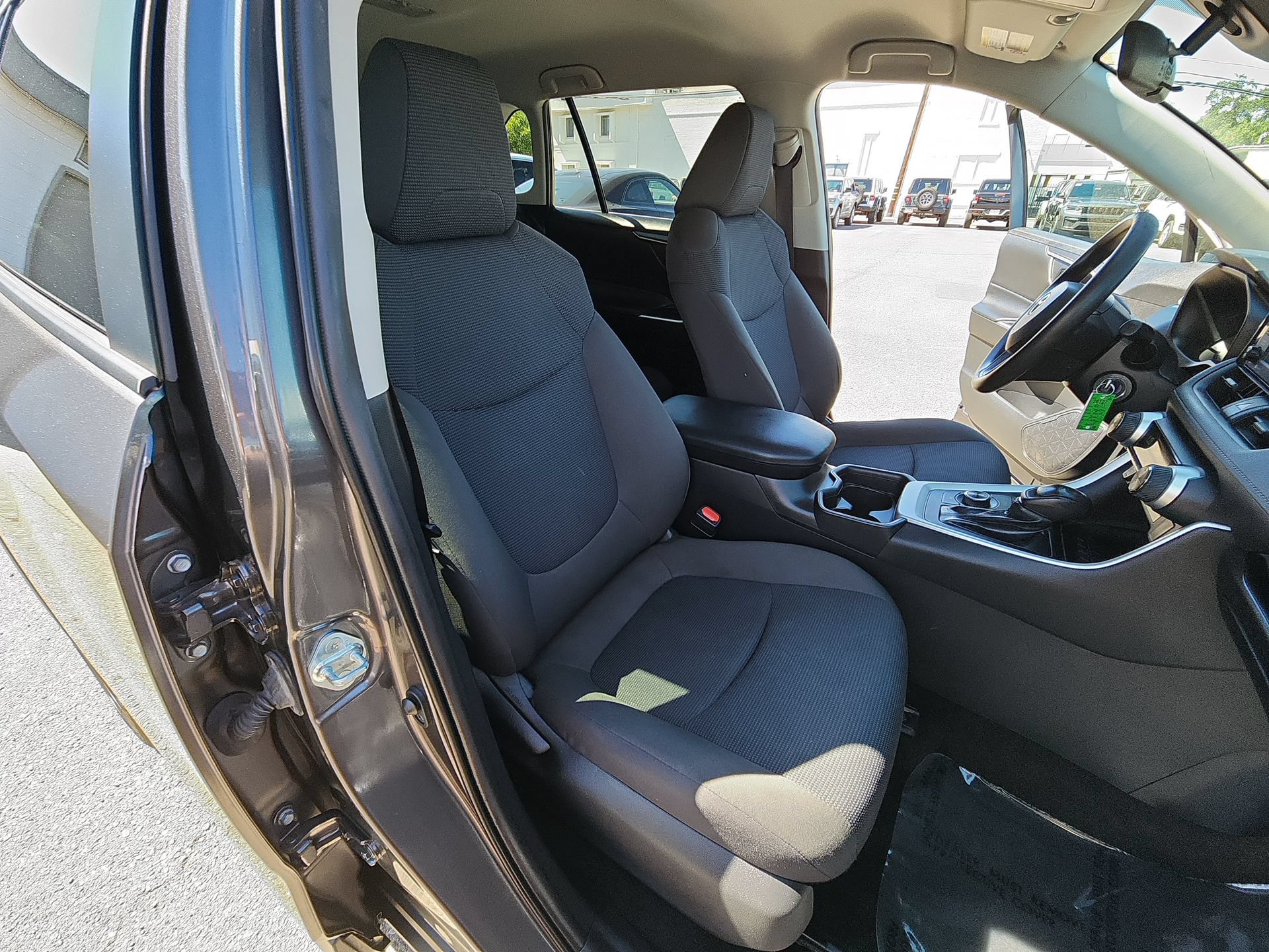 Used 2021 Toyota RAV4 LE AWD/4WD image 24