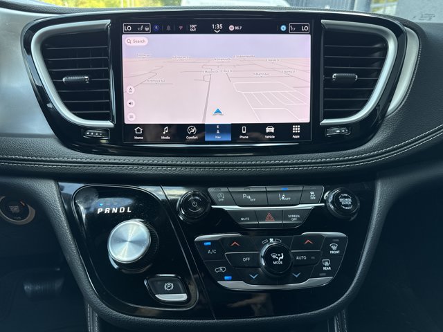 Used 2025 Chrysler Pacifica Limited FWD image 21