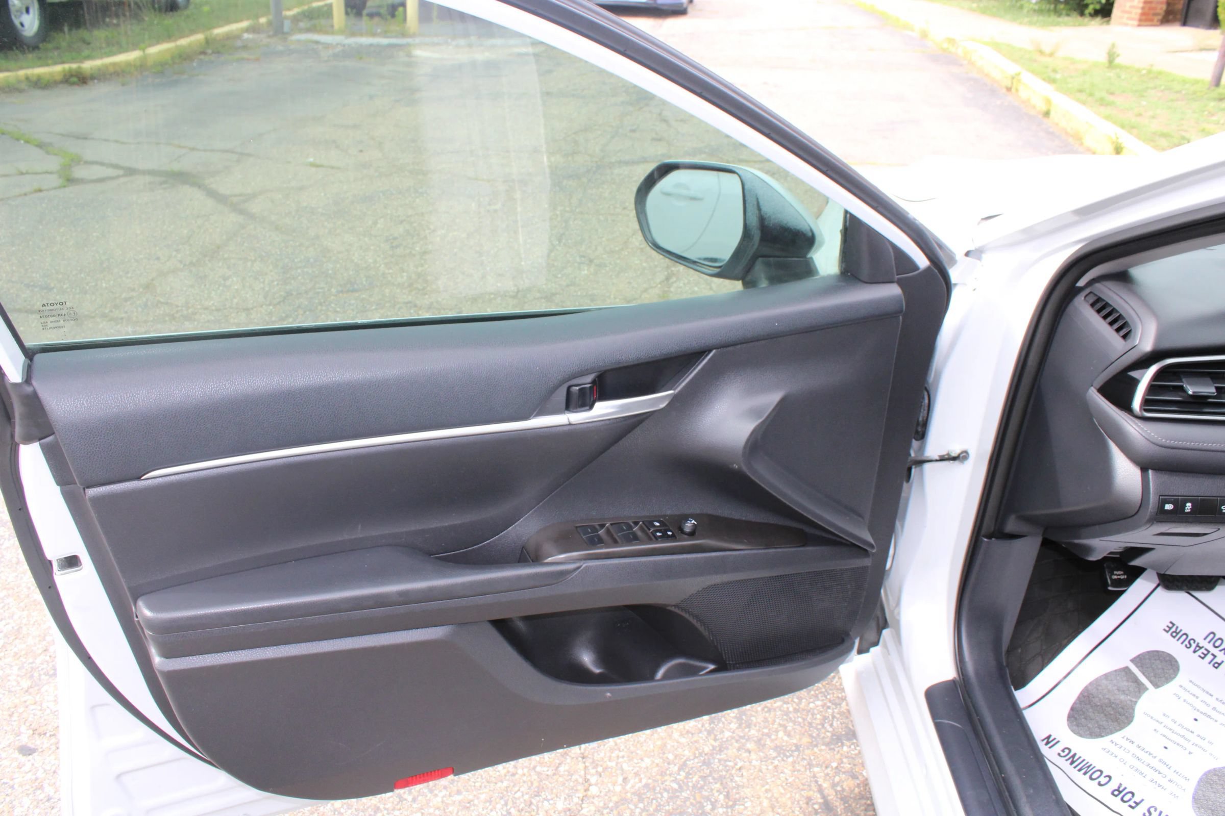 Used 2023 Toyota Camry LE FWD image 9