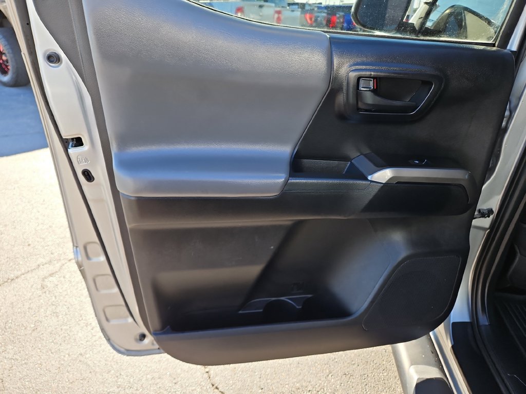 Used 2022 Toyota Tacoma SR5 AWD/4WD image 16