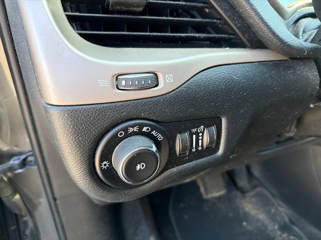 Used 2015 Jeep Cherokee Latitude AWD/4WD image 17