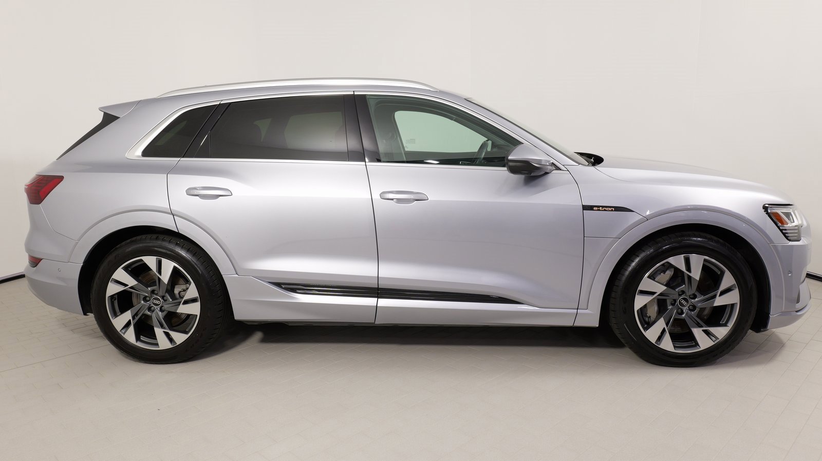 Used 2022 Audi e-tron Premium Plus w/ Premium Plus Package image 26