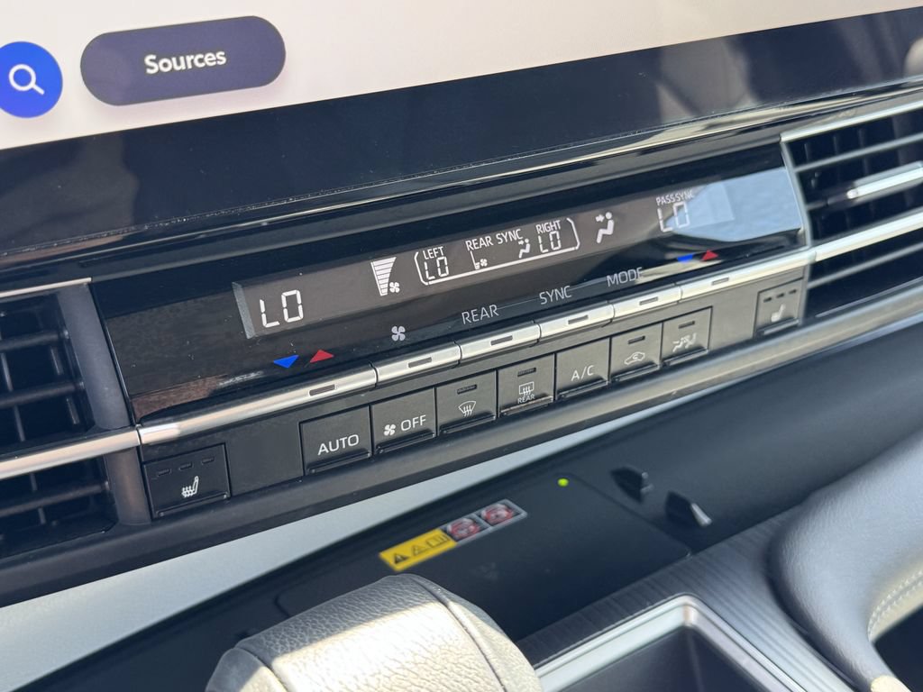 Used 2025 Toyota Sienna XLE FWD image 17