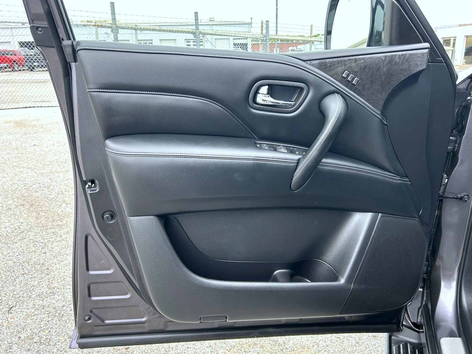 Used 2023 INFINITI QX80 Luxe w/ Cargo Package AWD/4WD image 9