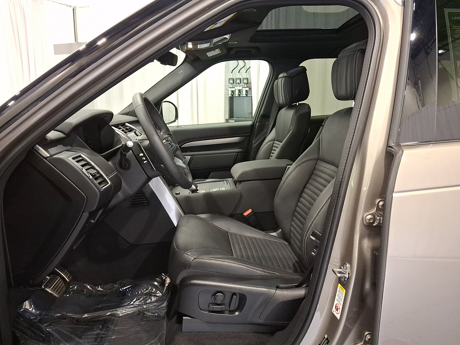 Certified 2025 Land Rover Discovery Dynamic SE AWD/4WD image 11