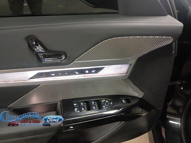 Used 2023 BMW 740i w/ Parking Assistance Package image 8