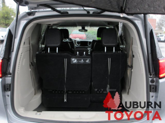 Used 2017 Chrysler Pacifica Touring-L image 7