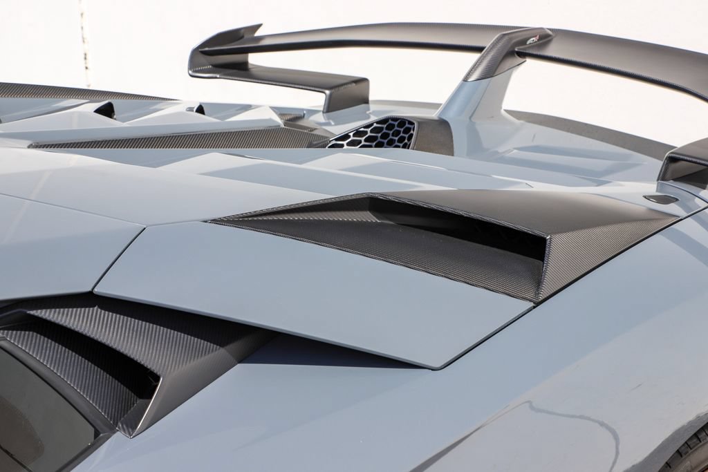 Used 2019 Lamborghini Aventador SVJ AWD/4WD image 9