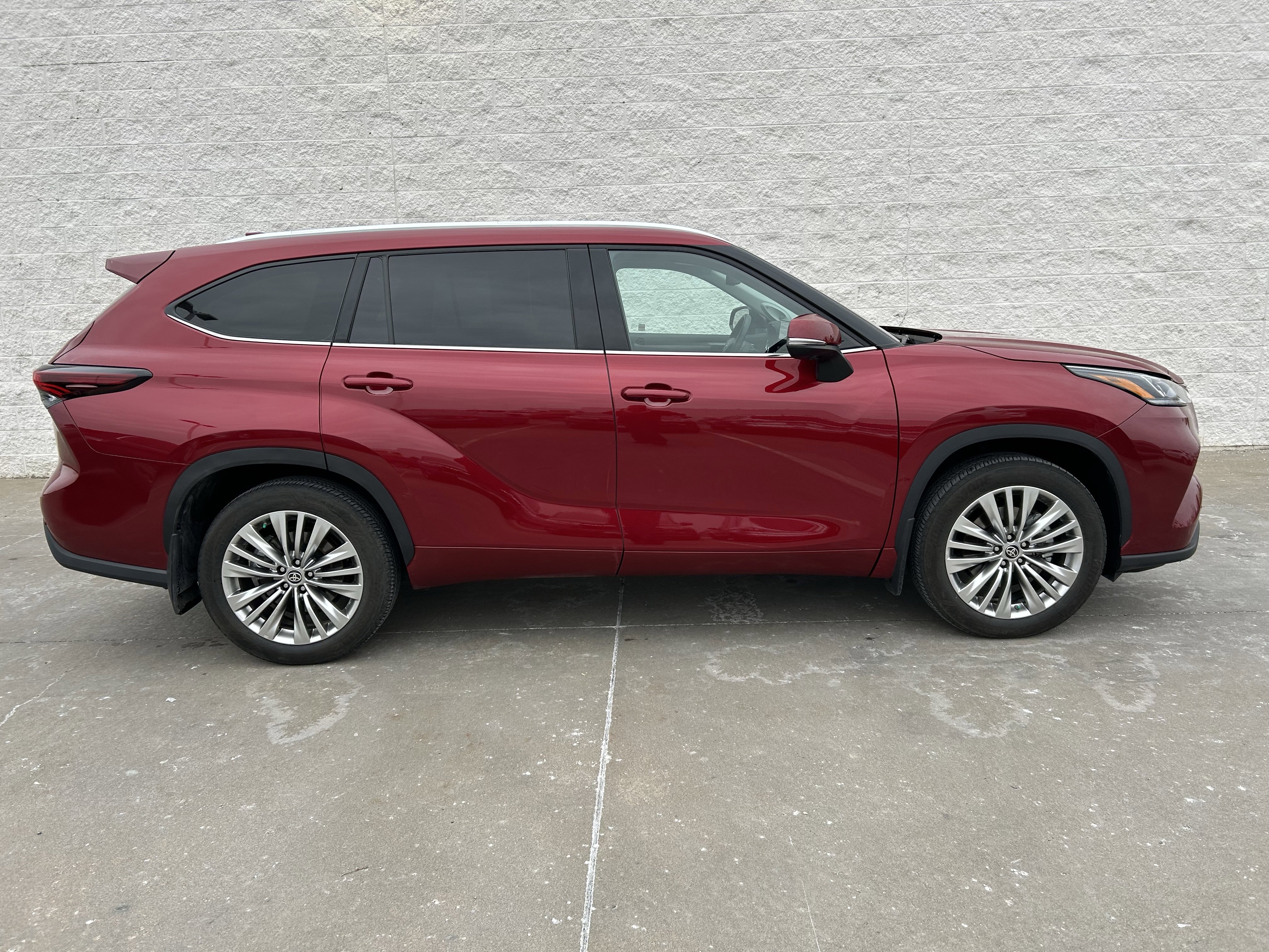 Certified 2025 Toyota Highlander Platinum image 2