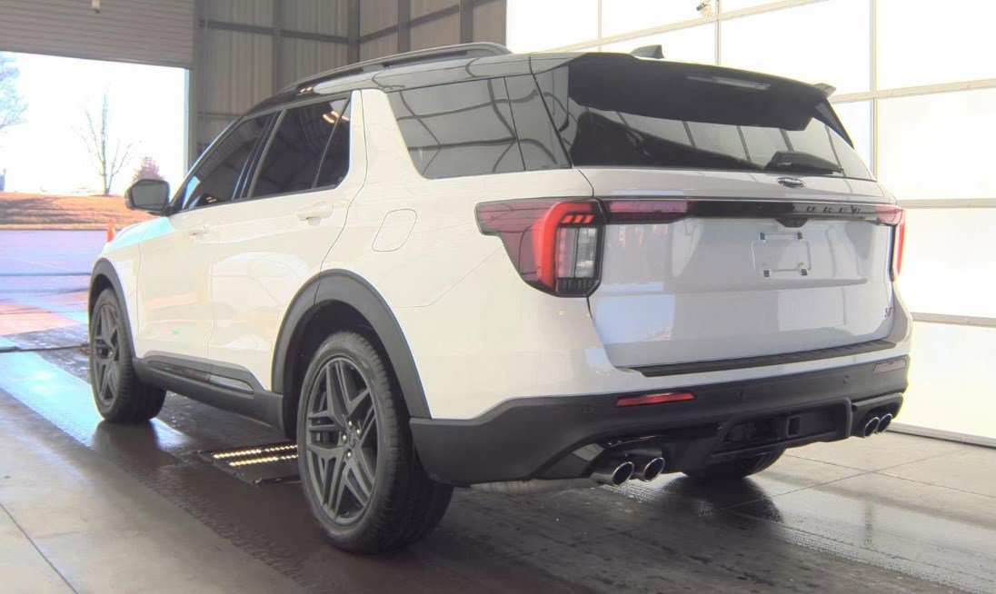 Used 2025 Ford Explorer ST image 10