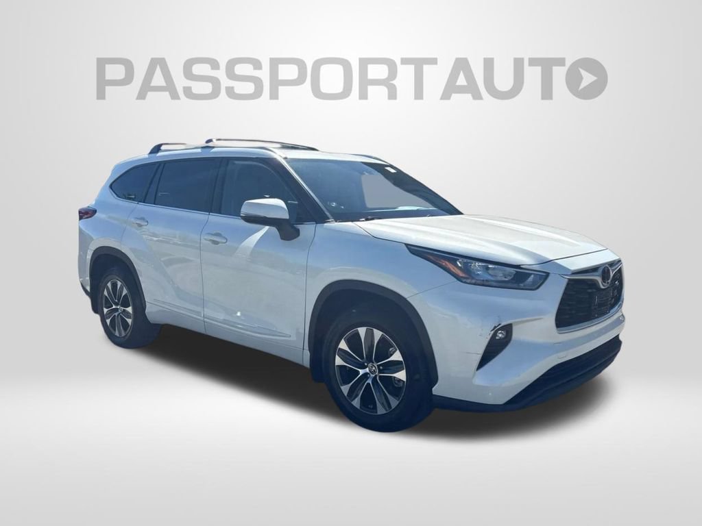 Used 2020 Toyota Highlander XLE AWD/4WD image 3