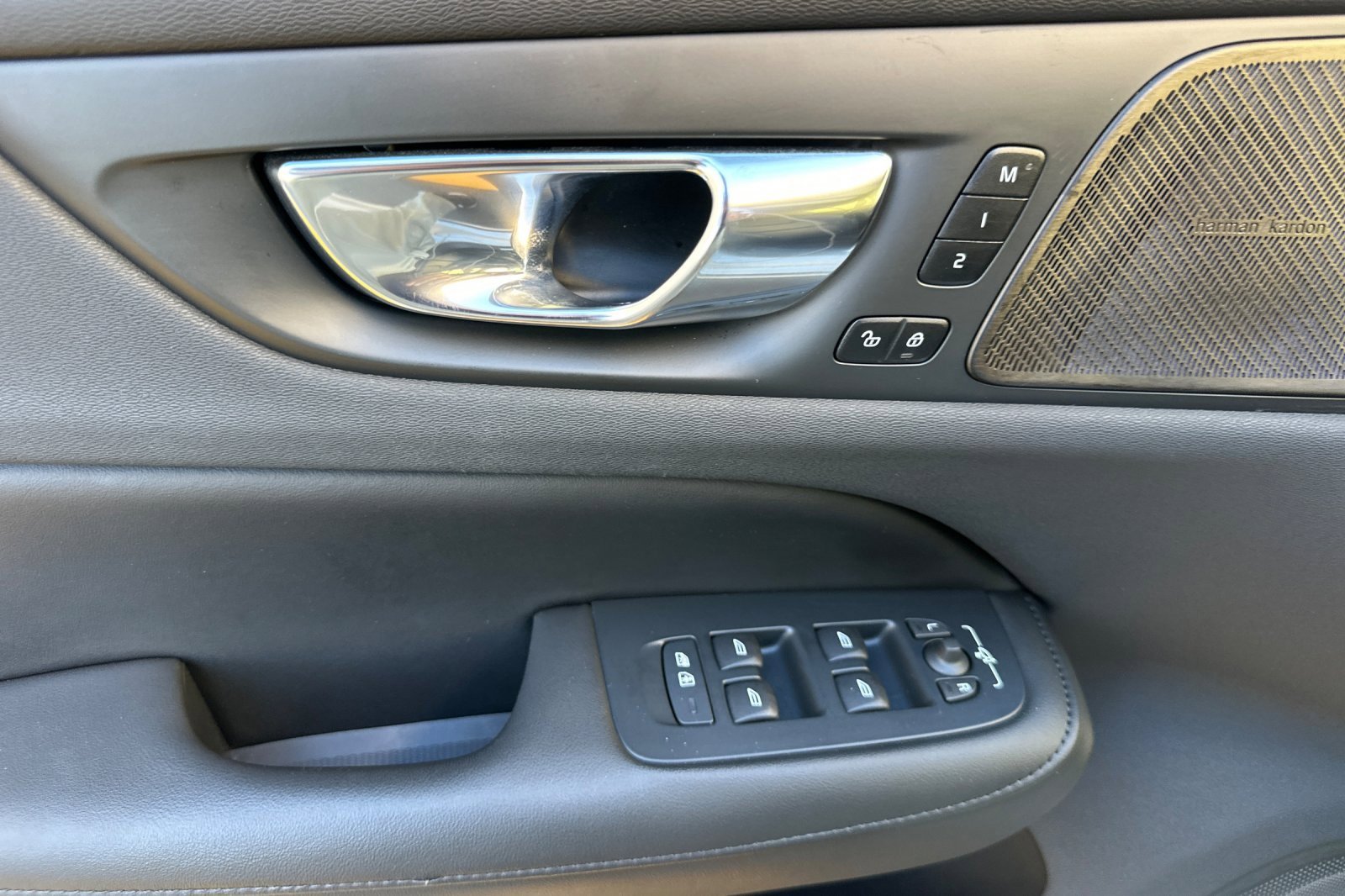 Used 2023 Volvo S60 T8 Plus w/ Climate Package image 10