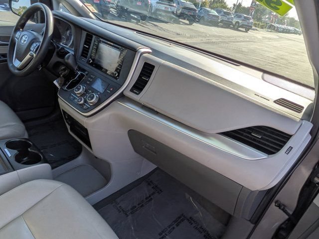 Used 2020 Toyota Sienna LE w/ Carpet Mat Package FWD image 6