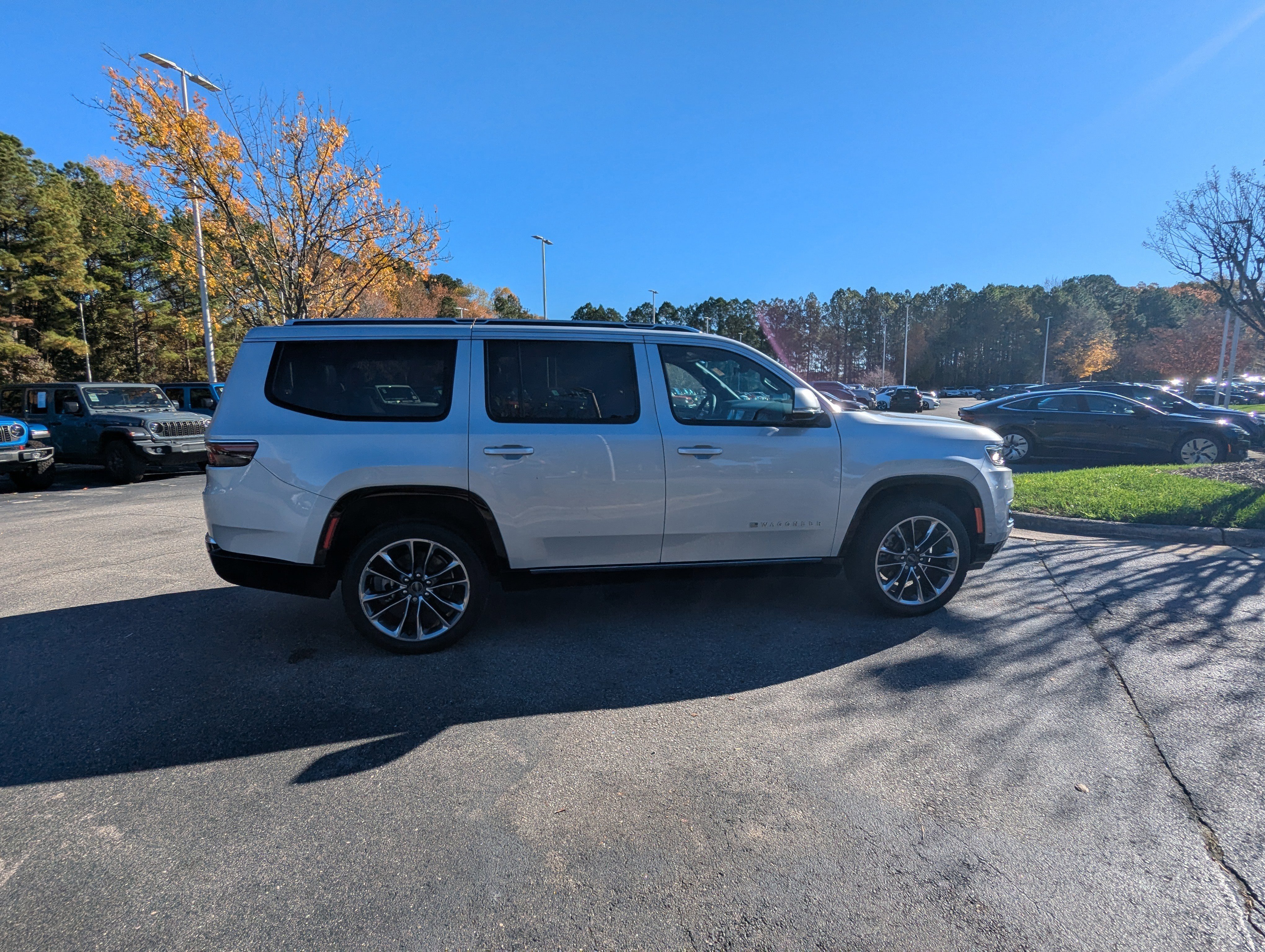 Used 2022 Jeep Wagoneer Series III w/ Premium Group I image 4