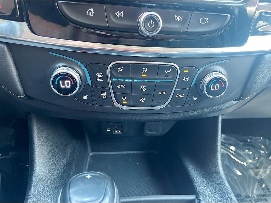 Used 2020 Chevrolet Traverse LT w/ LT Premium Package AWD/4WD image 15