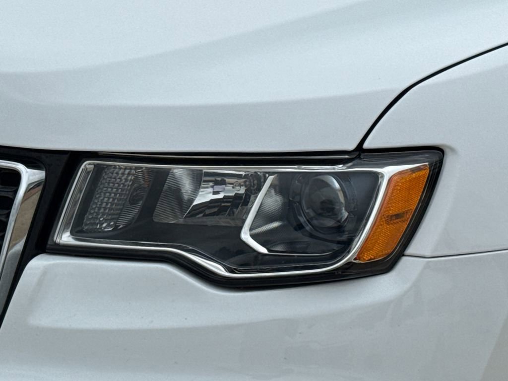 Used 2018 Jeep Grand Cherokee Laredo image 4