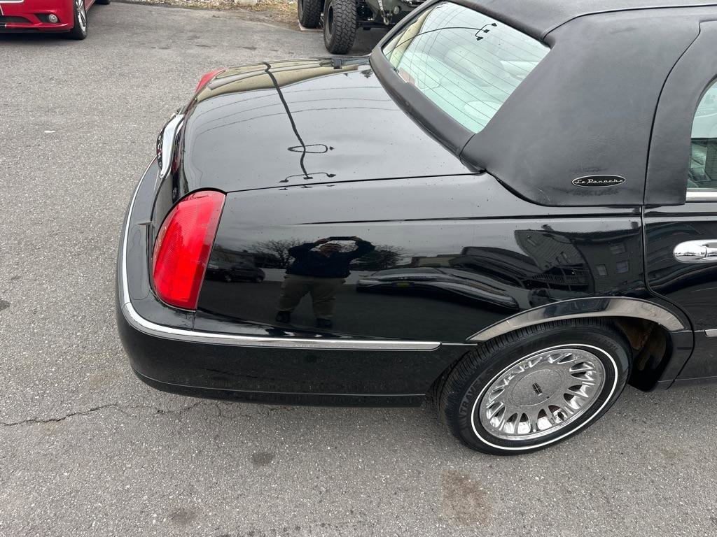 Used 2002 Lincoln Town Car Cartier RWD image 16