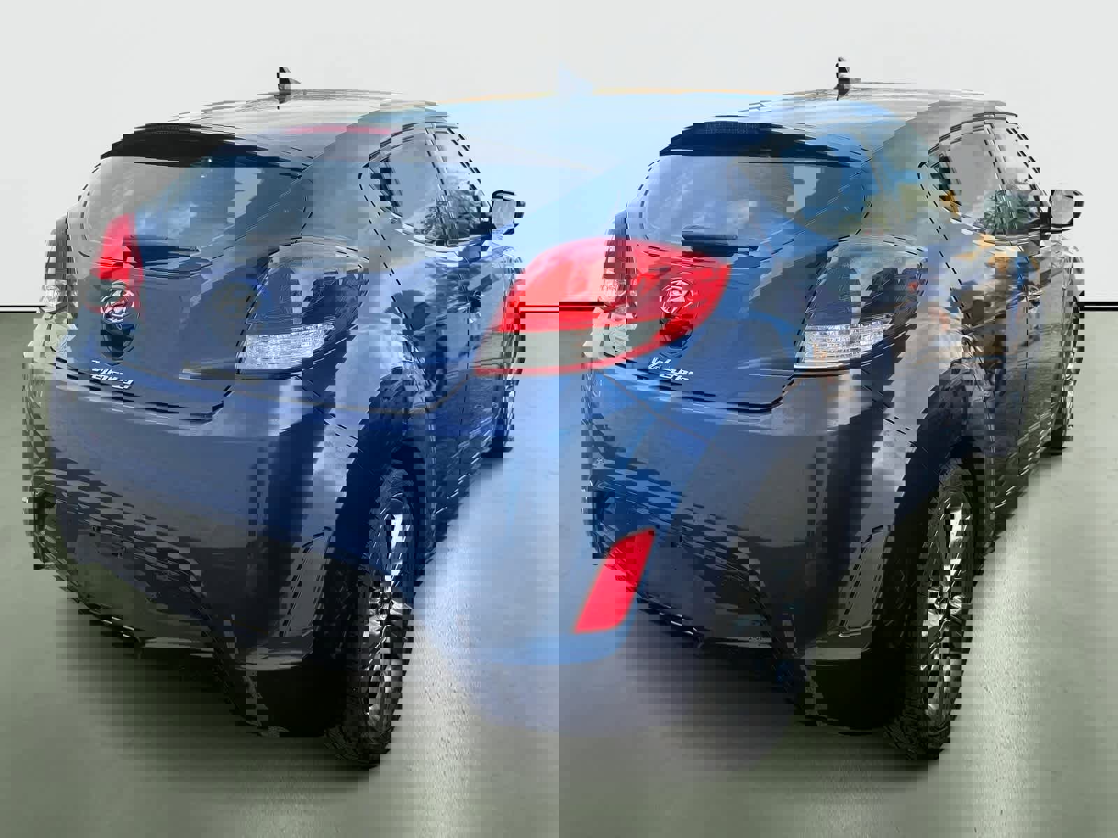 Used 2017 Hyundai Veloster Value Edition image 4