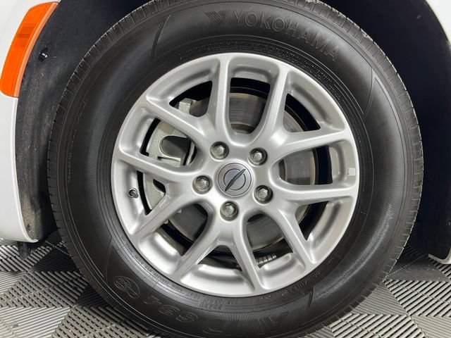 Used 2024 Chrysler Pacifica Touring-L FWD image 9