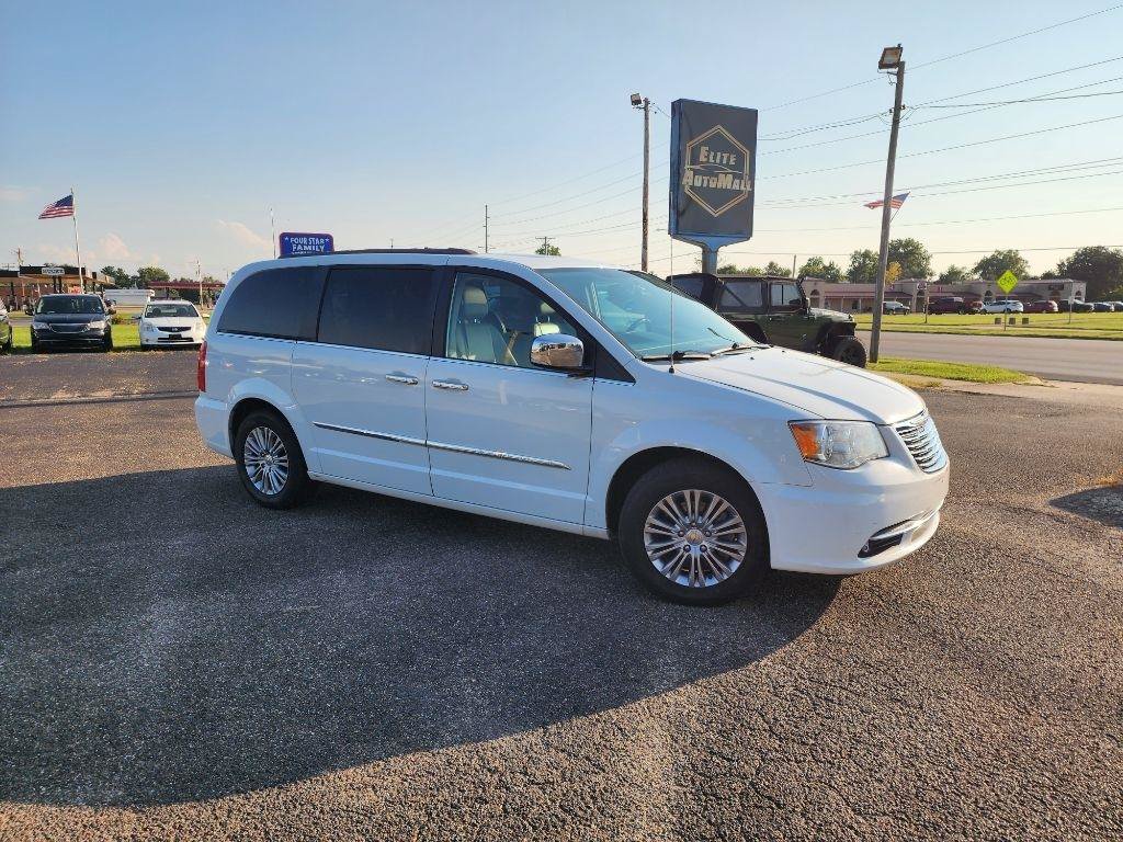 Used 2016 Chrysler Town & Country Touring-L FWD image 3