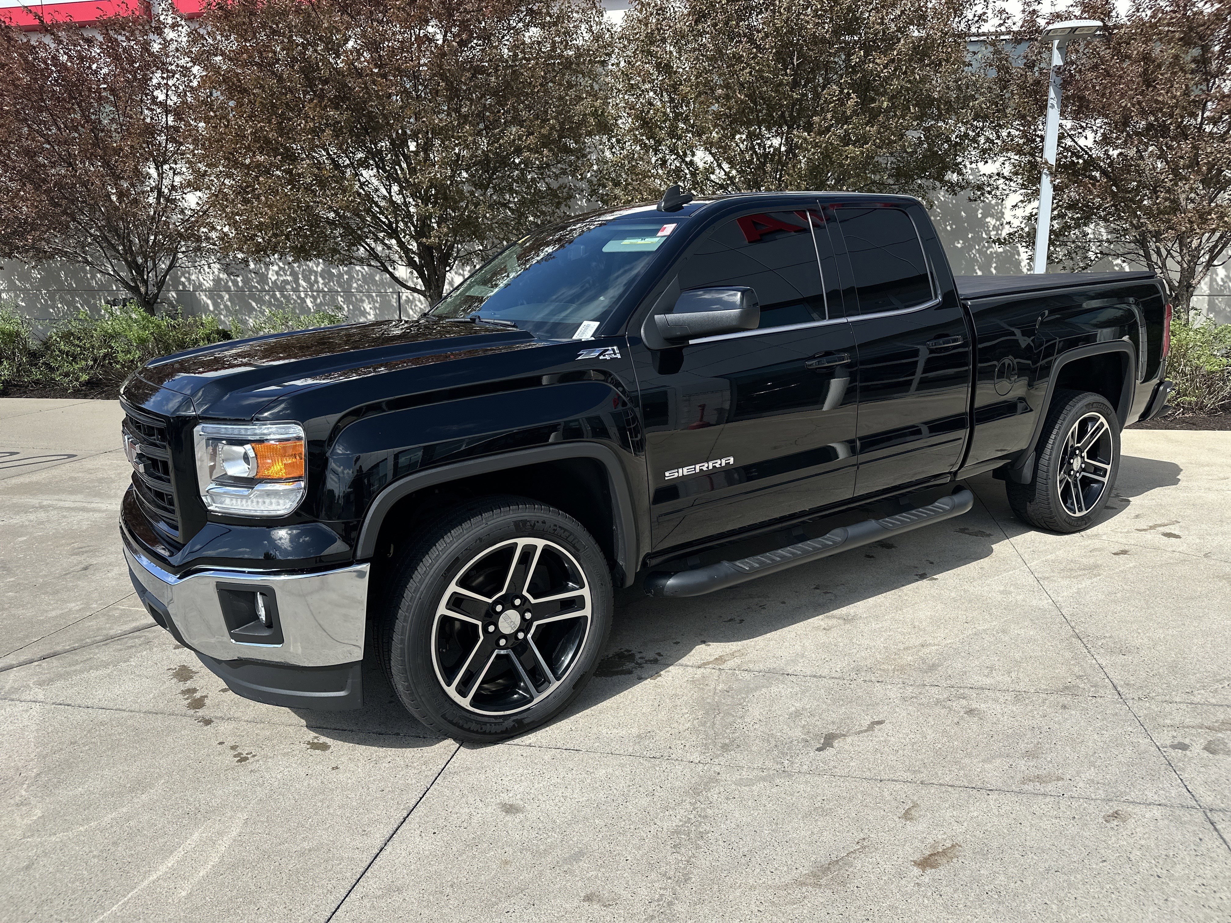 Used 2015 GMC Sierra 1500 SLE w/ Carbon-22 Edition image 3