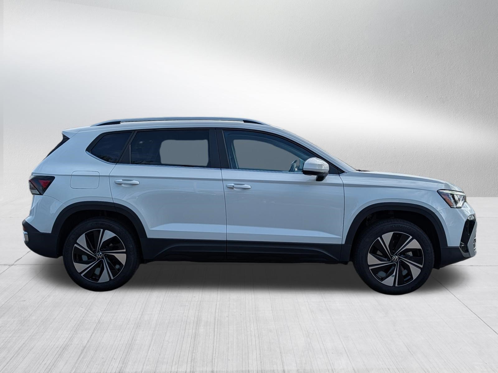 Used 2025 Volkswagen Taos SE w/ Panoramic Sunroof Package AWD/4WD image 8