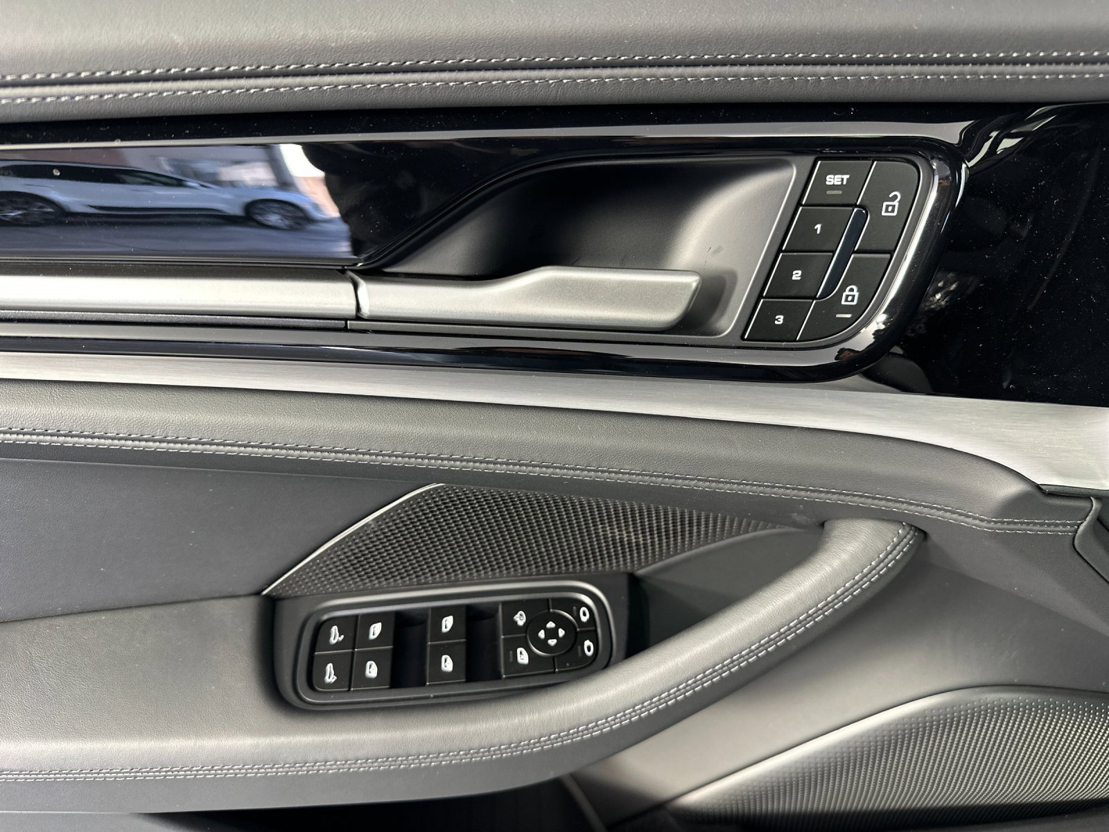 Used 2025 Porsche Panamera image 12