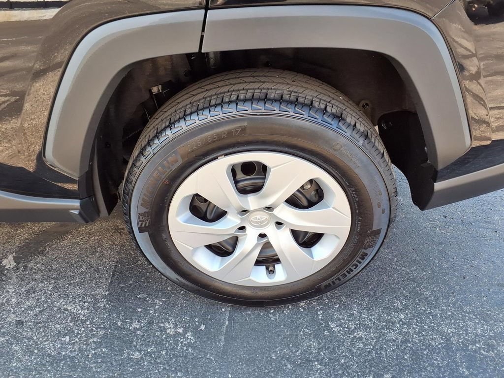 Used 2025 Toyota RAV4 LE AWD/4WD image 30