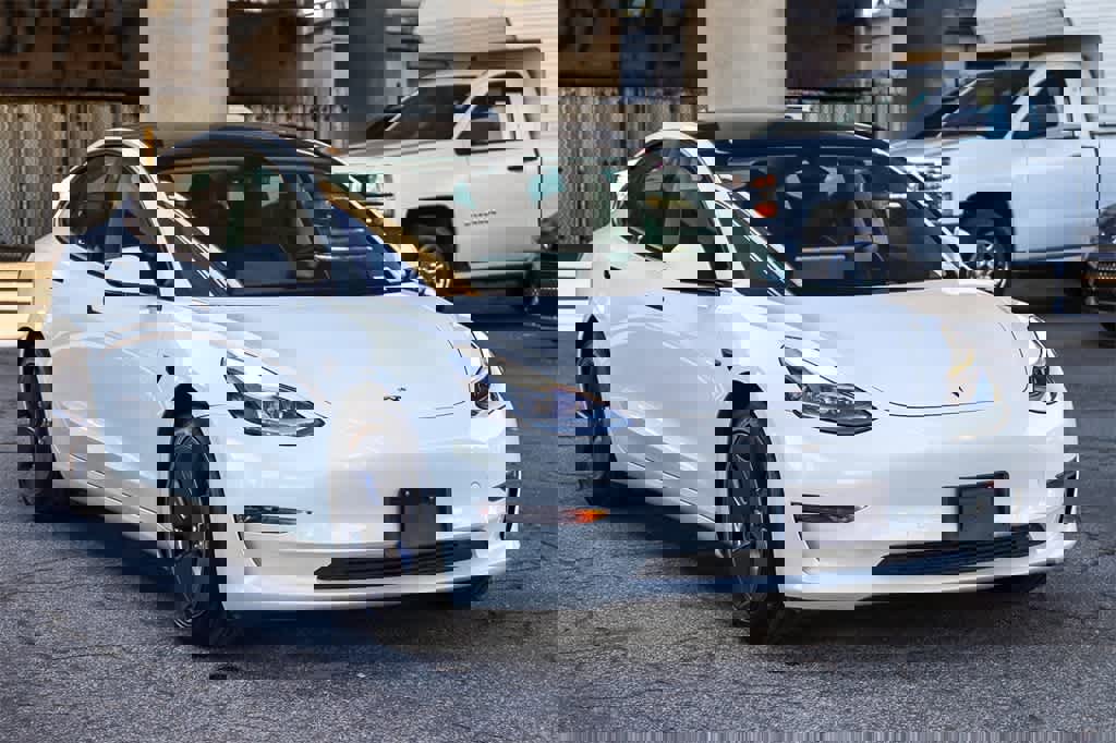 Used 2021 Tesla Model 3 Standard Range Plus image 3