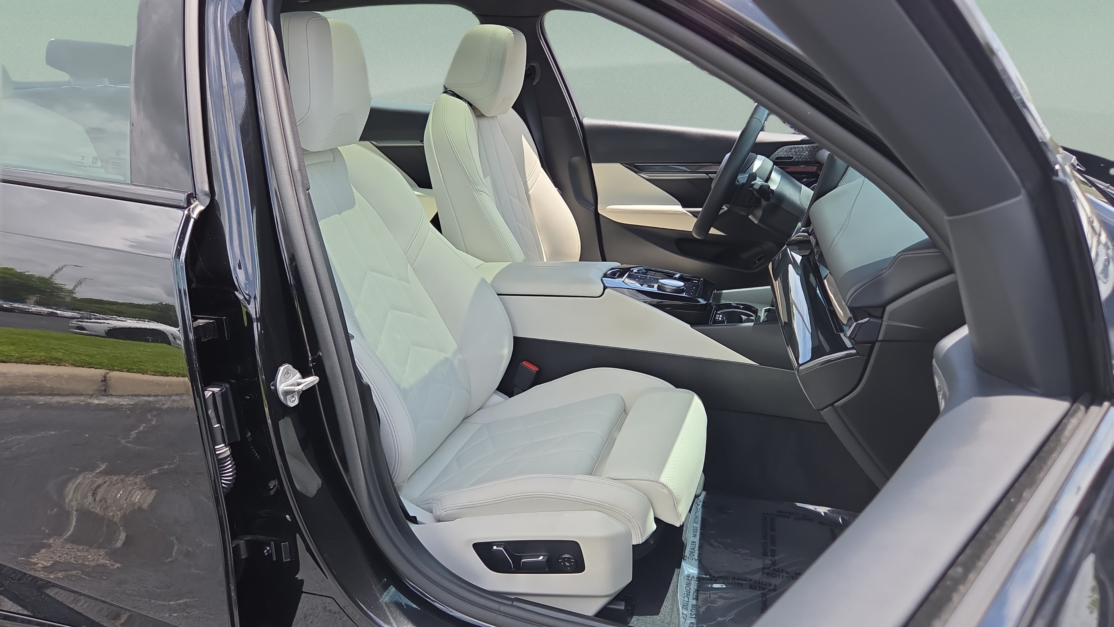 Used 2025 BMW 550e xDrive w/ Premium Package AWD/4WD image 17