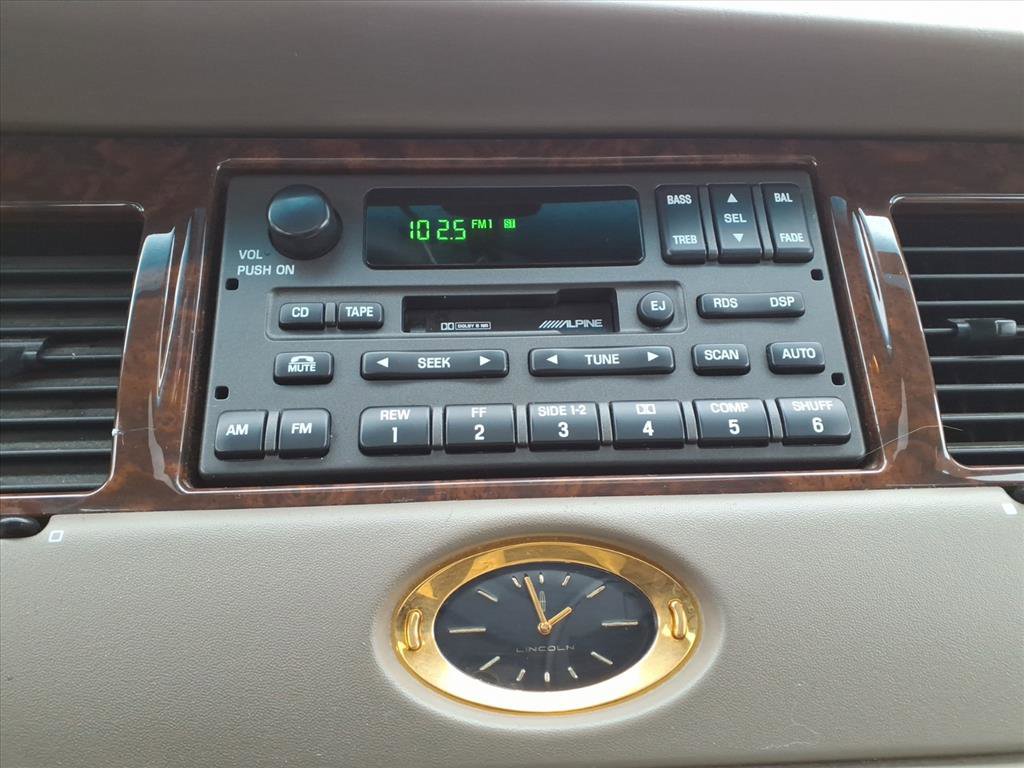 Used 2001 Lincoln Town Car Cartier image 10