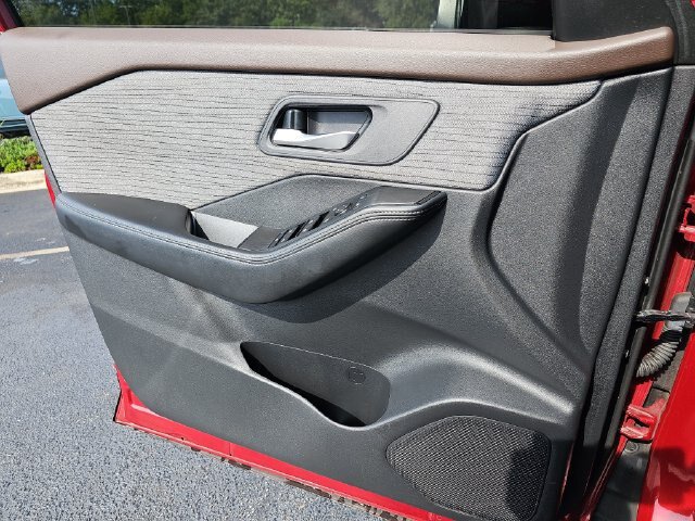 Used 2023 Nissan Rogue SV AWD/4WD image 32
