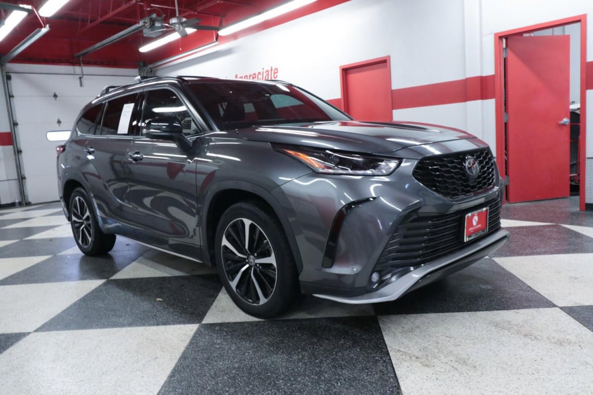 Used 2022 Toyota Highlander XSE FWD image 2