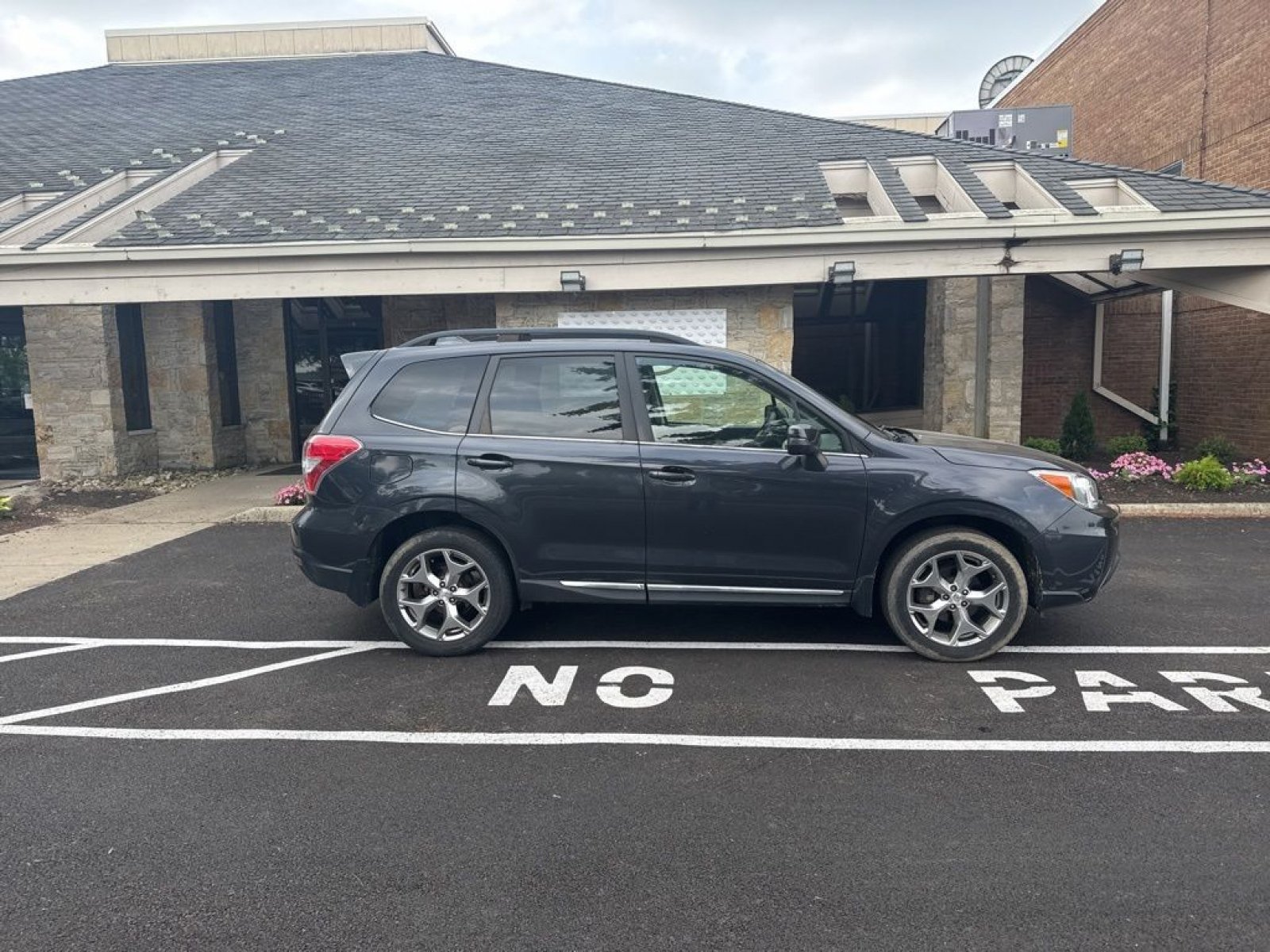 Used 2016 Subaru Forester 2.5i Touring w/ Eyesight & Navigation System AWD/4WD image 3