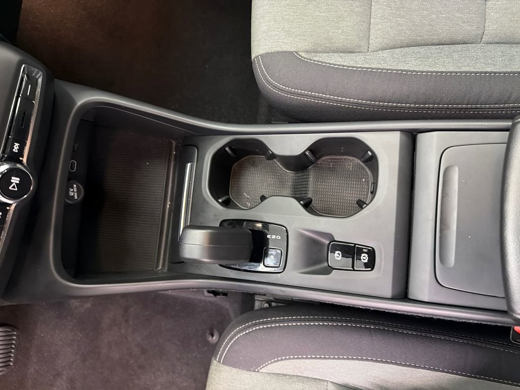 Used 2023 Volvo XC40 B5 Core image 31