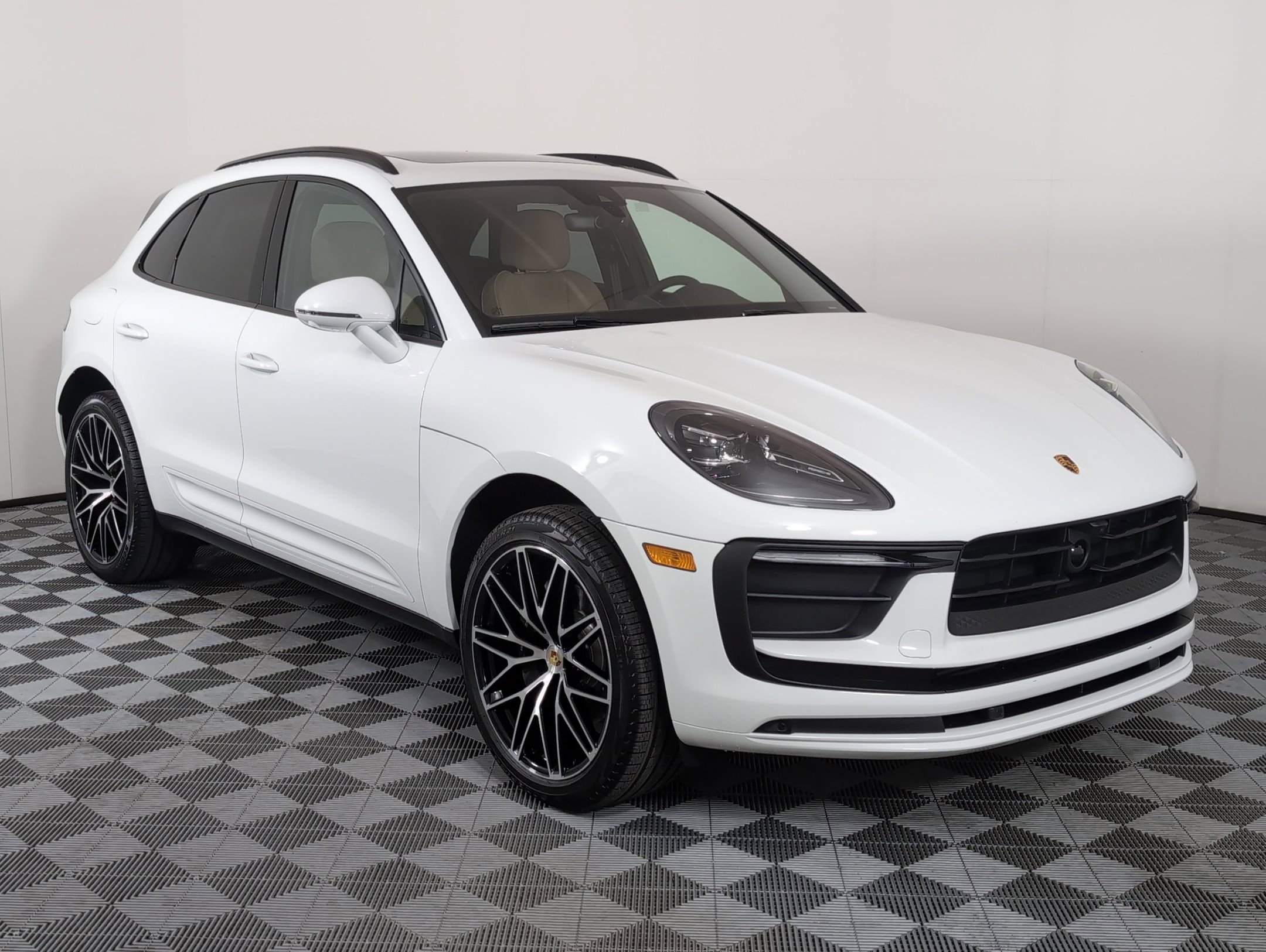 Certified 2025 Porsche Macan AWD/4WD image 10