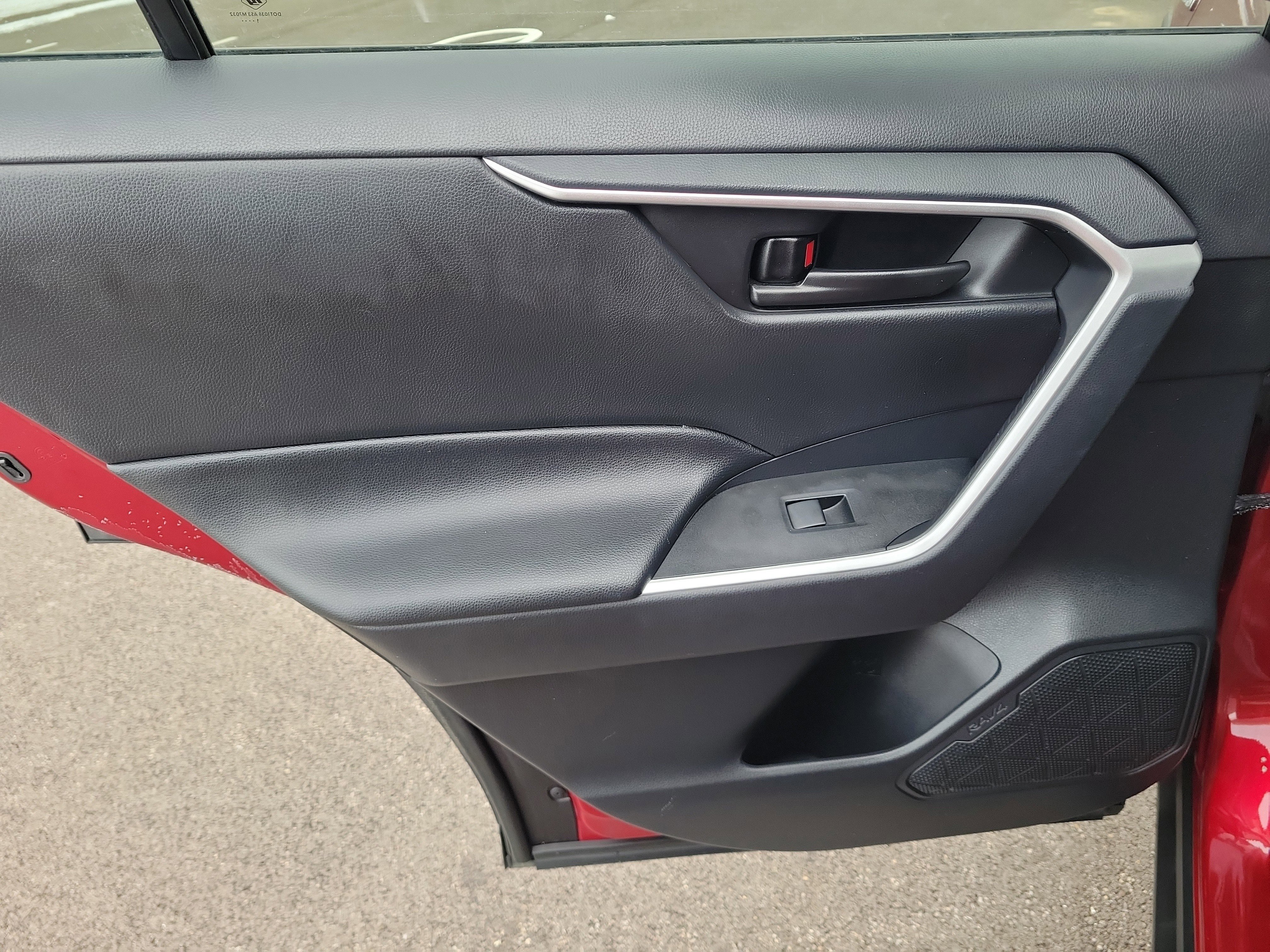 Used 2021 Toyota RAV4 LE image 9