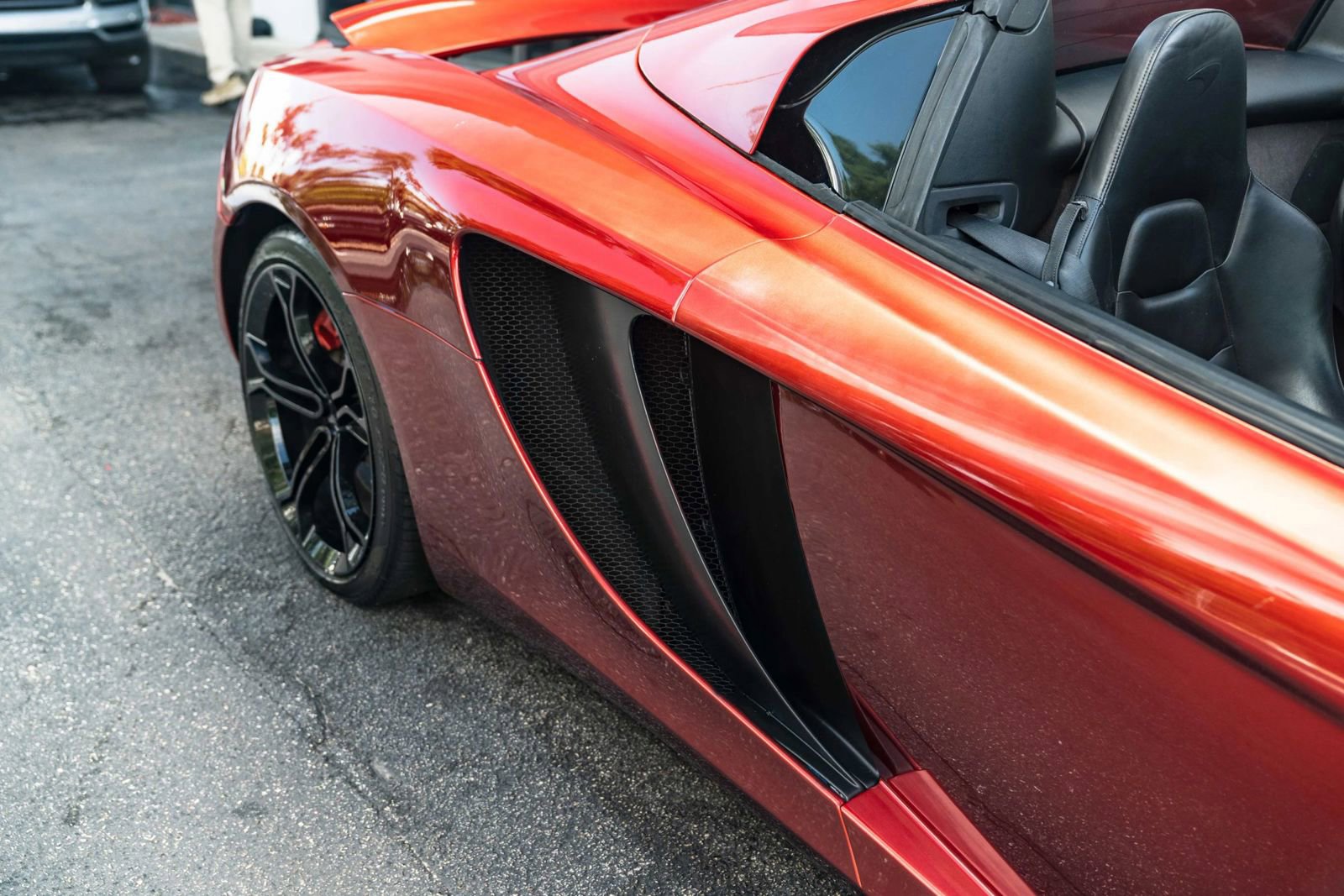 Used 2014 McLaren MP4-12C Spider RWD image 32