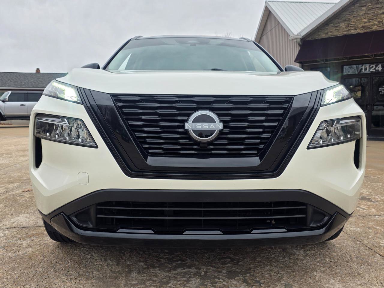 Used 2023 Nissan Rogue SV w/ SV Premium B Package image 27