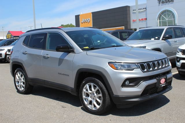 Used 2023 Jeep Compass Latitude AWD/4WD image 1